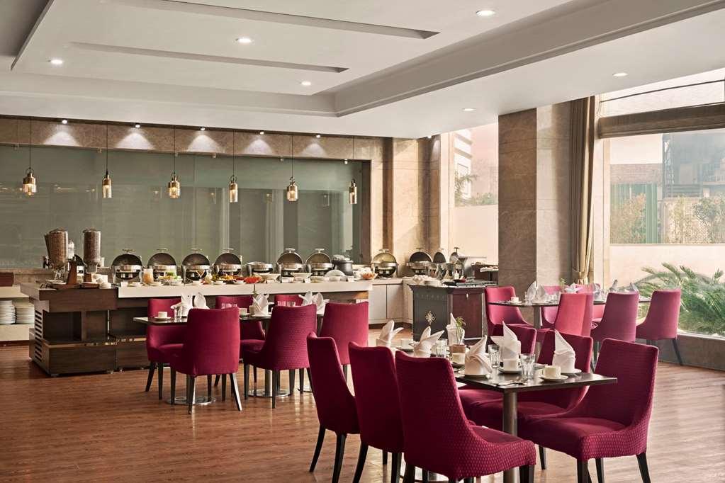 Ramada By Wyndham New Delhi Pitampura Otel Restoran fotoğraf