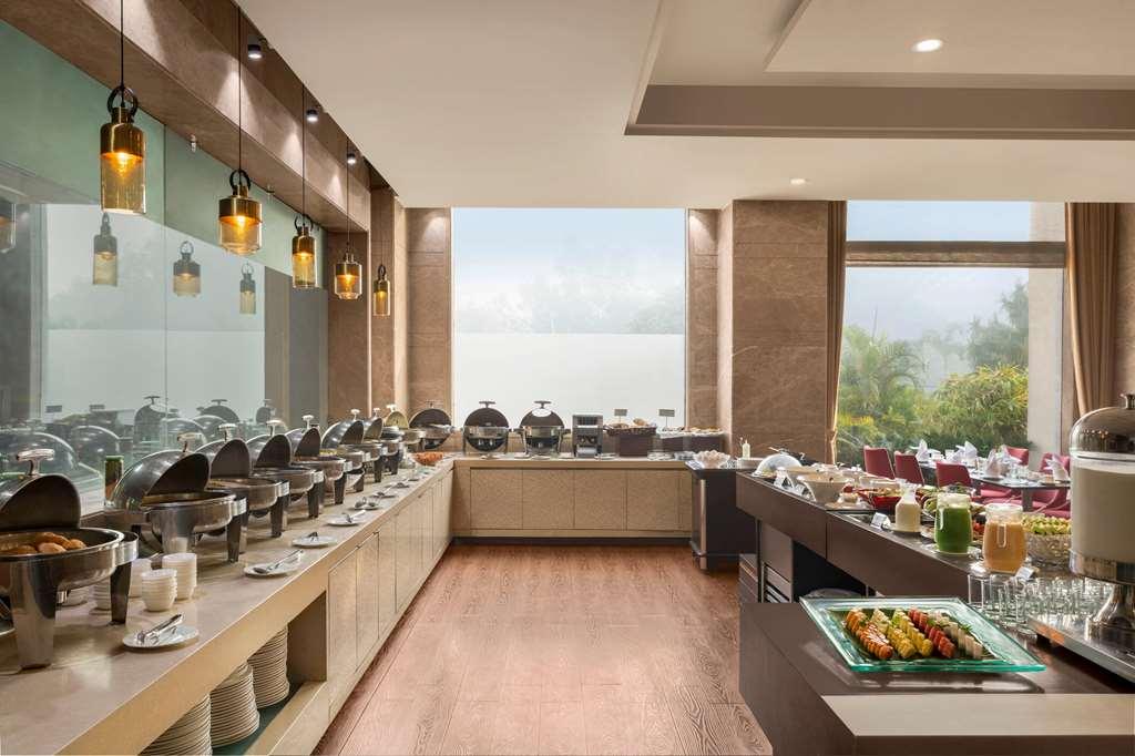 Ramada By Wyndham New Delhi Pitampura Otel Restoran fotoğraf