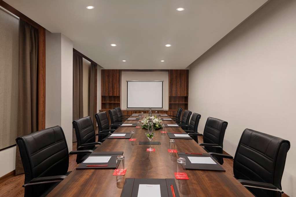 Ramada By Wyndham New Delhi Pitampura Otel Konforlar fotoğraf