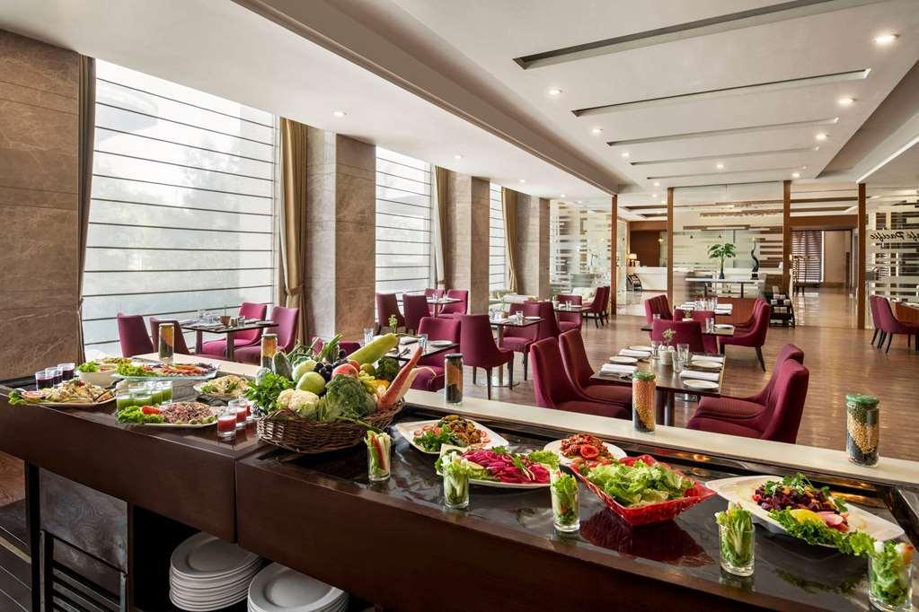Ramada By Wyndham New Delhi Pitampura Otel Restoran fotoğraf