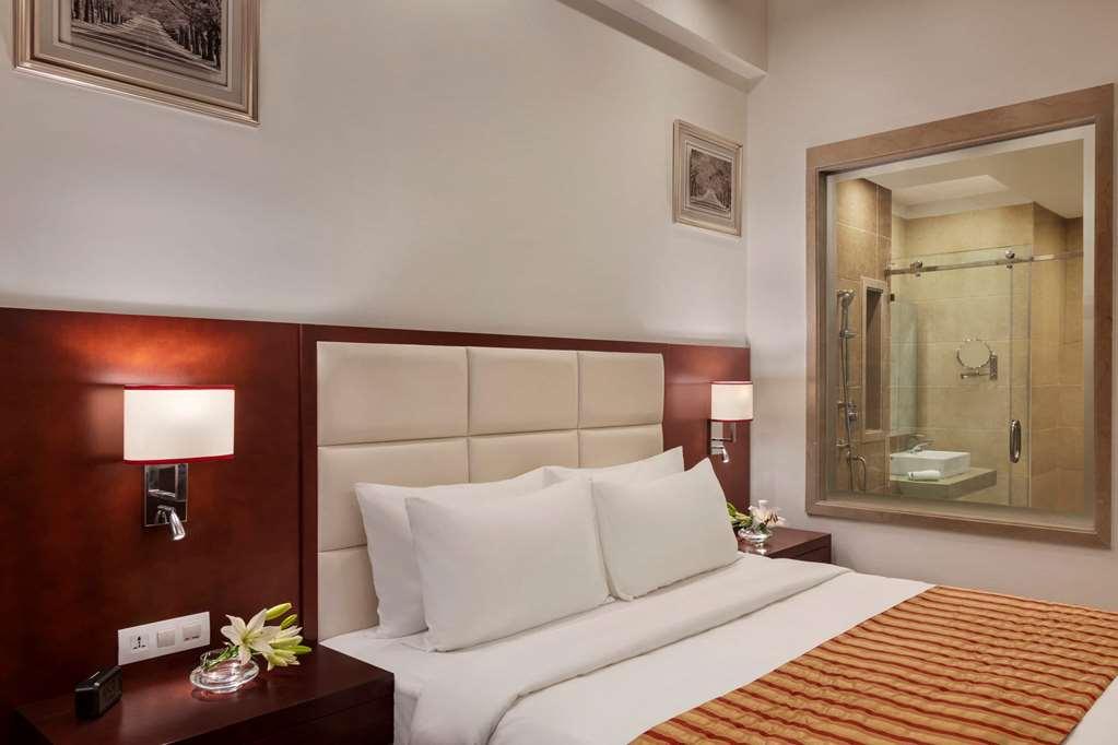 Ramada By Wyndham New Delhi Pitampura Otel Oda fotoğraf