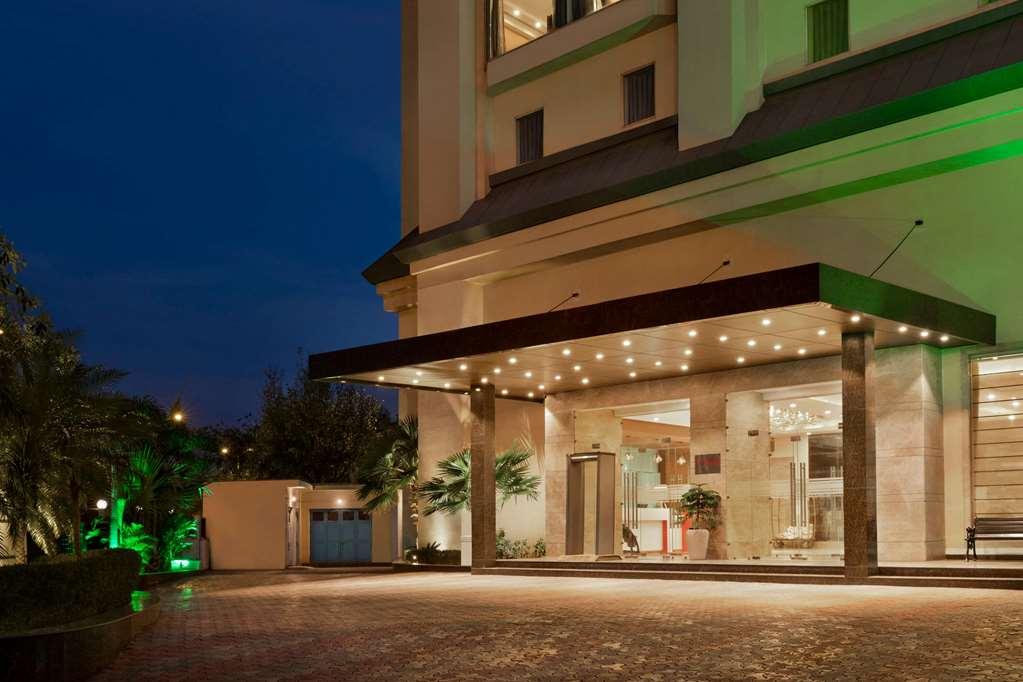 Ramada By Wyndham New Delhi Pitampura Otel Dış mekan fotoğraf
