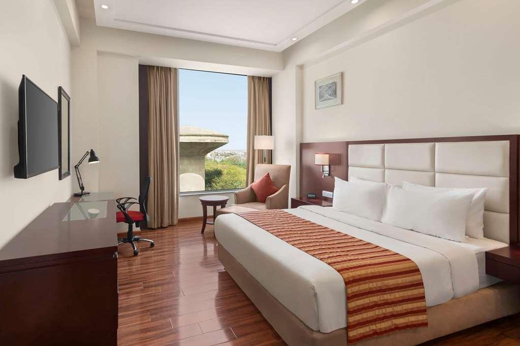 Ramada By Wyndham New Delhi Pitampura Otel Oda fotoğraf
