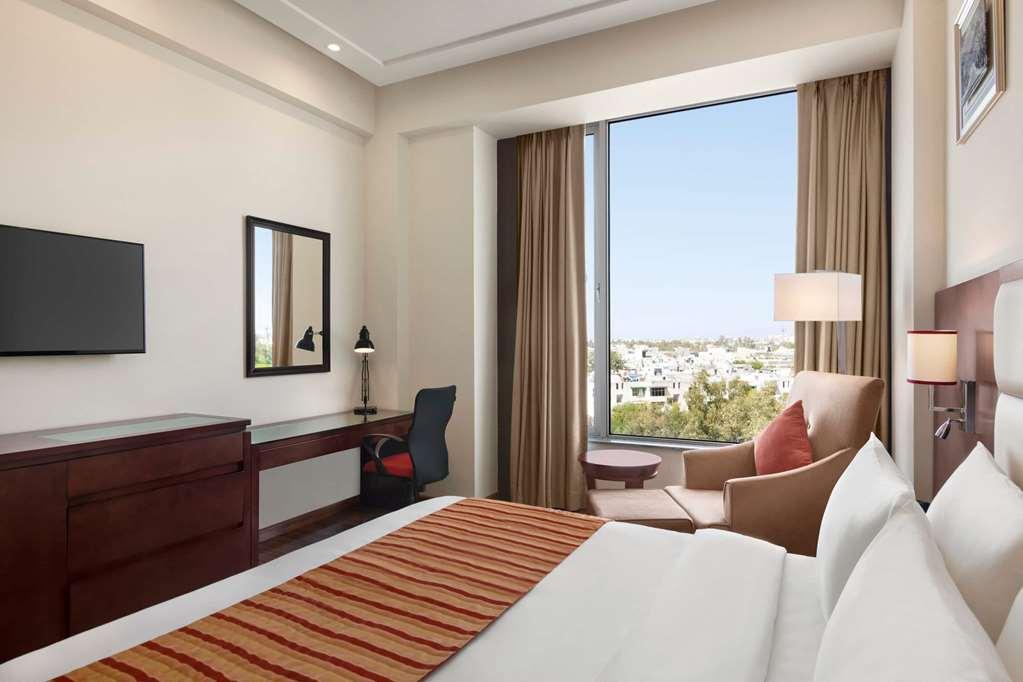 Ramada By Wyndham New Delhi Pitampura Otel Oda fotoğraf